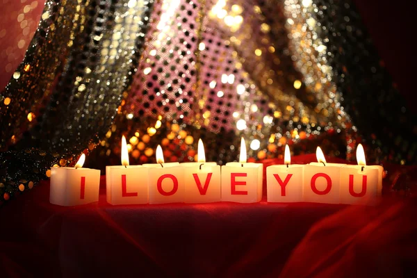 Candele con cartello stampato I LOVE YOU, su sfondo luci sfocate — Foto Stock