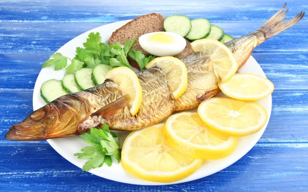 Räucherfisch auf dem Teller aus nächster Nähe — Stockfoto