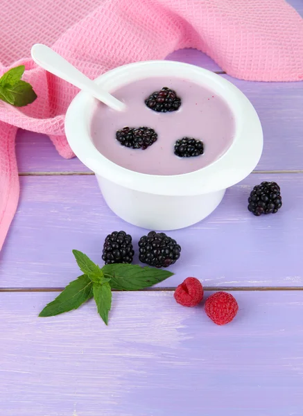 Вкусный йогурт с ягодами на столе крупным планом — стоковое фото