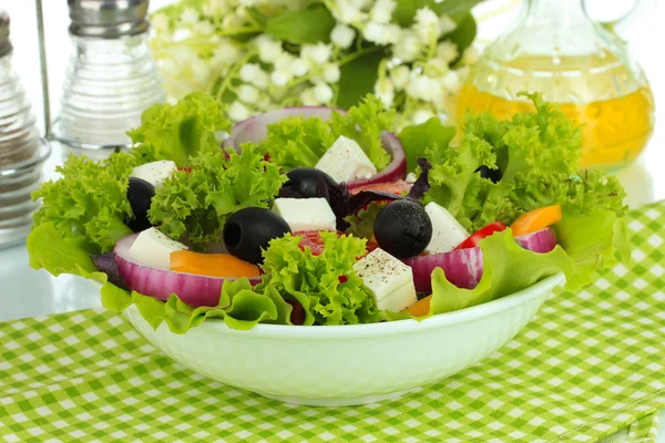 Греческий салат на тарелке крупным планом — стоковое фото