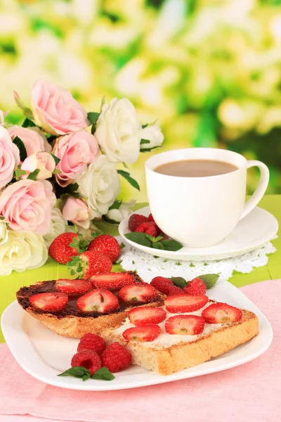 Heerlijke toast met aardbei op tafel op lichte achtergrond — Stockfoto