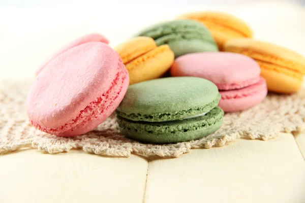 Üzerinde tablo yakın çekim yumuşak macaroons — Stok fotoğraf