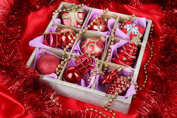 Juguetes de Navidad en caja de madera sobre fondo brillante —  Fotos de Stock