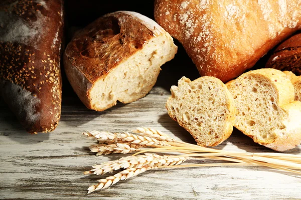 Mnoho chleba na dřevěné desce — Stock fotografie