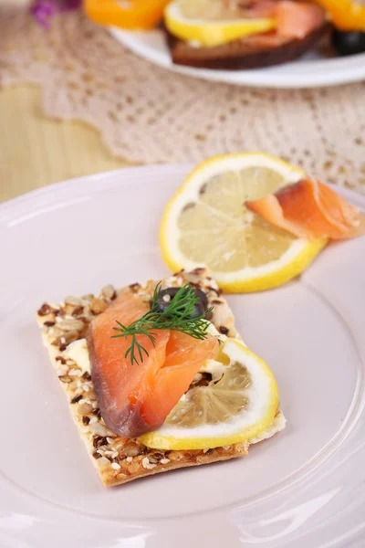 Sandwichs au saumon sur une table en bois close-up — Photo