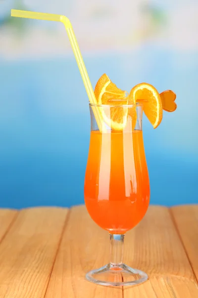 Tasty cocktail on swimming pool background — Stock Photo, Image