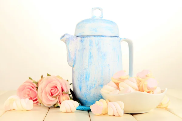 Antike weiße Teekanne auf Holztisch auf weißem Hintergrund — Stockfoto