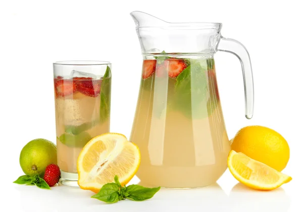 Basilikum-Limonade mit Erdbeere, isoliert auf weiß — Stockfoto