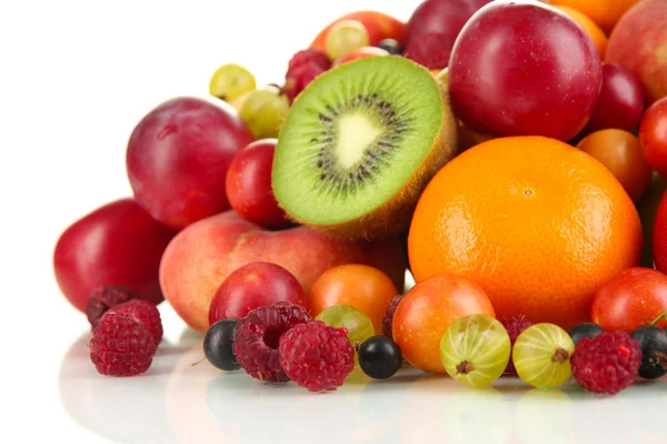 Sortimento de frutas suculentas, isoladas em branco — Fotografia de Stock