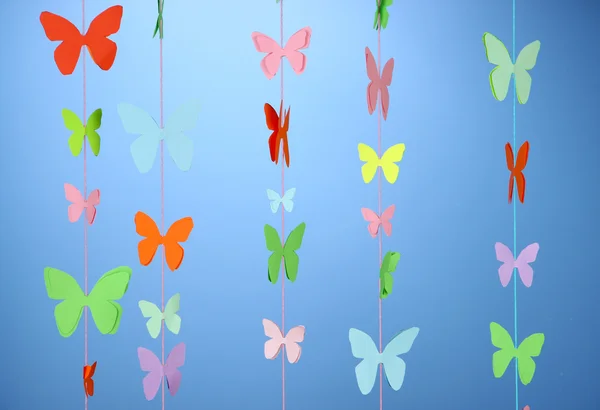 Guirnalda de papel hecha a mano sobre fondo azul — Foto de Stock