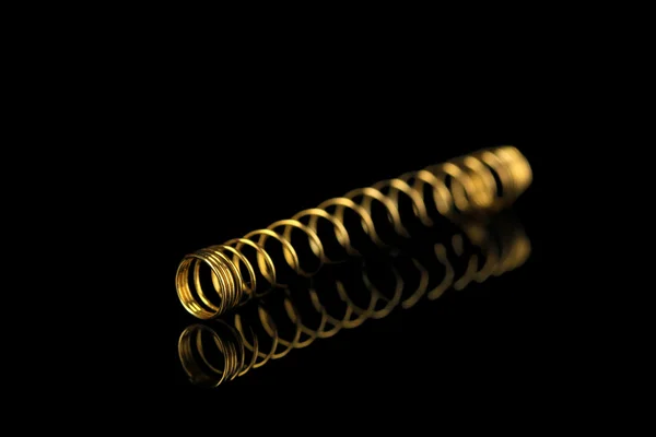 Mola de bobina no fundo preto — Fotografia de Stock