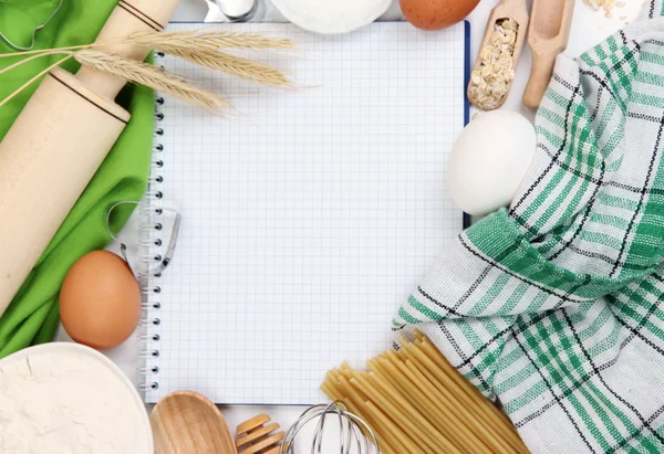 Conceito de cozinha. Ingredientes básicos de cozimento e ferramentas de cozinha de perto — Fotografia de Stock
