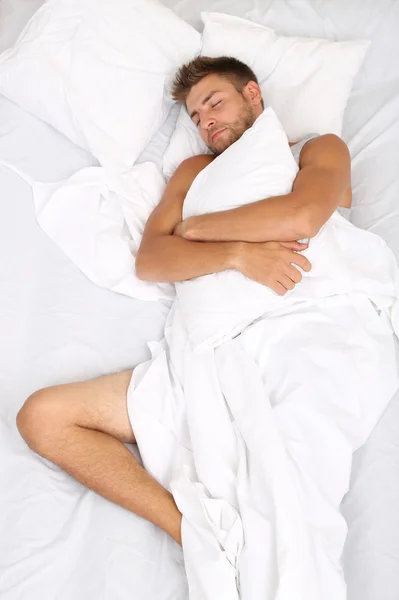 Bonito jovem homem na cama — Fotografia de Stock