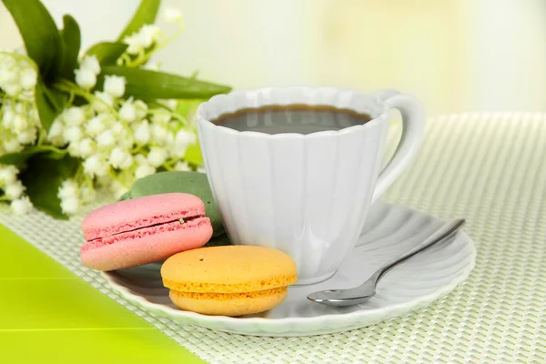 Koffie en bitterkoekjes op tafel op lichte achtergrond — Stockfoto
