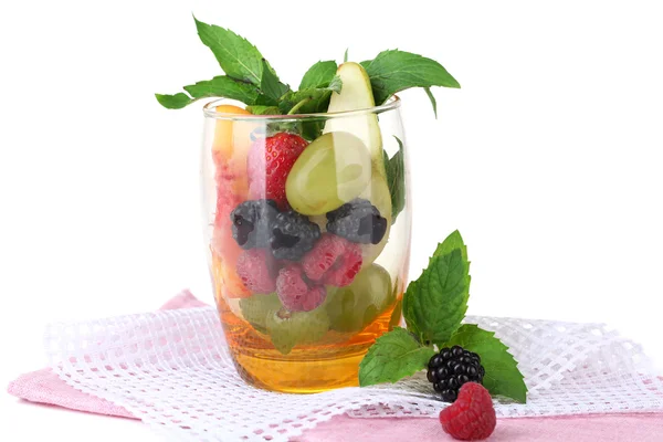 Fruitsalade in glas, geïsoleerd op wit — Stockfoto