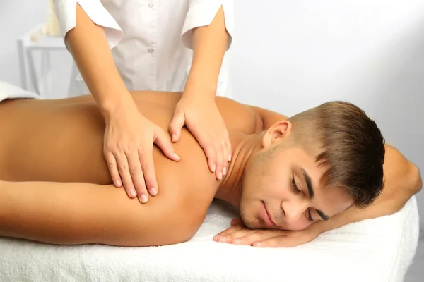 Giovane uomo avendo indietro massaggio da vicino — Foto Stock