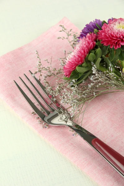Cenário festivo de mesa de jantar com flores isoladas em branco — Fotografia de Stock