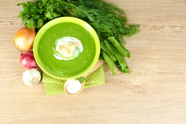 Tasty spinach soup, on wooden table — Stock Photo, Image