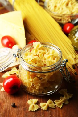 yağ, peynir ve ahşap masa yakın çekim sebze ile makarna