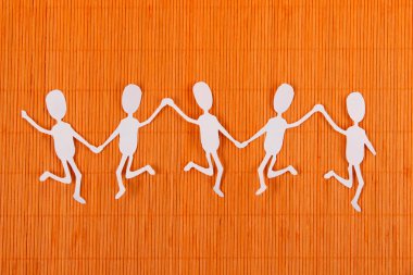 sosyal ağ kavramı turuncu bambu zemin üzerine kağıt insanlar