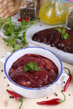 pişmemiş karaciğer tavada ve baharat ve soslar ahşap masa yakın çekim üzerinde ahşap tahta üzerinde