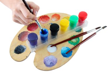 Boya fırçaları ve çok renkli boyalar üzerinde beyaz izole