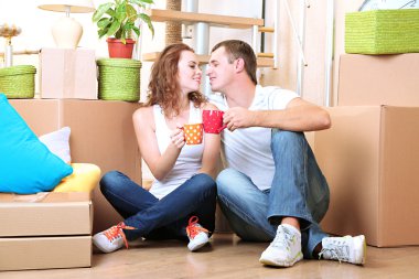 genç bir çift yeni eve taşınma kutluyor