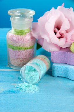 mavi zemin üzerine cam şişelerde aromalı tuzları