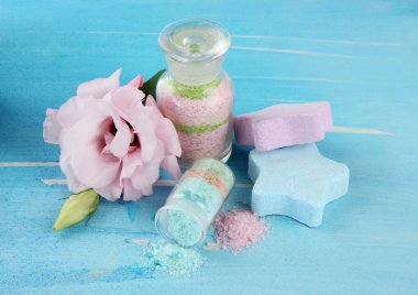 mavi zemin üzerine cam şişelerde aromalı tuzları