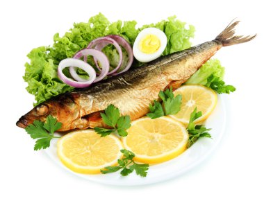 Füme Balık plaka üzerinde beyaz izole