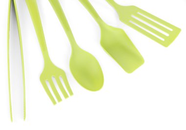 Plastik mutfak eşyaları üzerinde beyaz izole