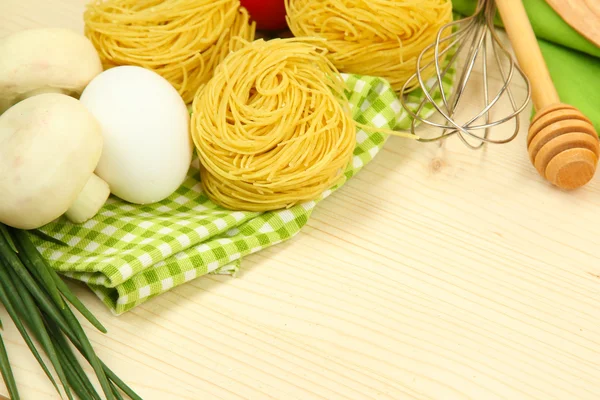 Concepto de cocina. Abarrotes en mesa de madera — Foto de Stock