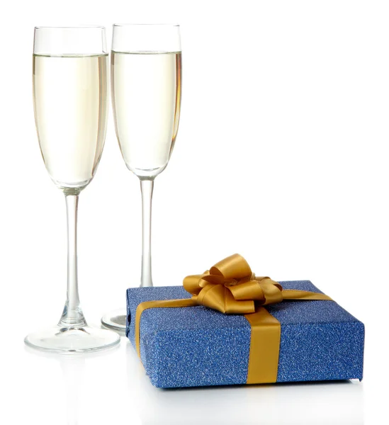 Lunettes de champagne avec coffret cadeau isolé sur blanc — Photo
