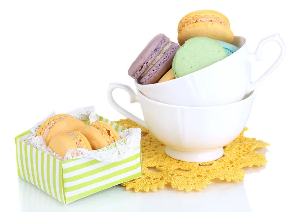Macaron in tazze e scatola isolati su bianco — Foto Stock