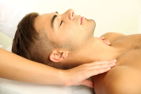 Man having head massage close up — Stock Photo, Image