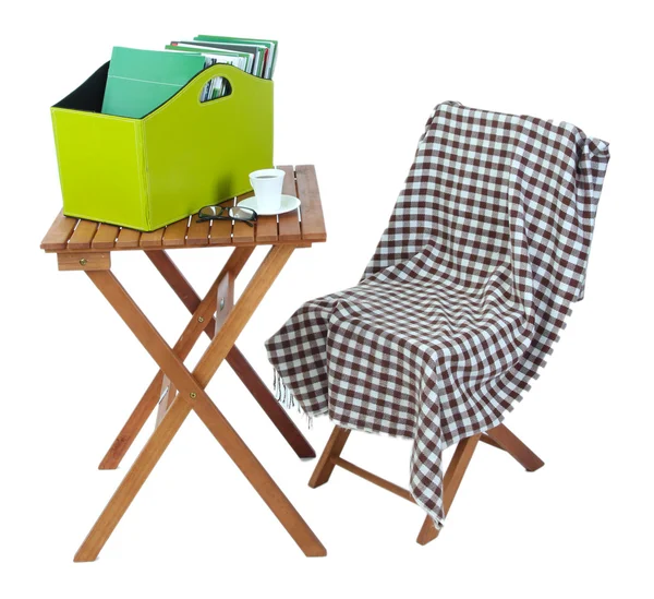 Zeitschriften und Ordner in grünem Kasten auf weißem Tisch isoliert — Stockfoto