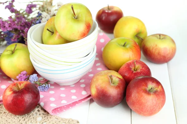 Šťavnatá jablka na štítku na bílý dřevěný stůl — Stock fotografie