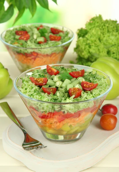 Salade savoureuse aux légumes frais sur table en bois — Photo