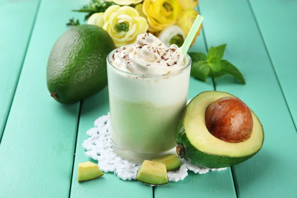 Čerstvý avokádový koktejl na dřevěné pozadí — Stock fotografie