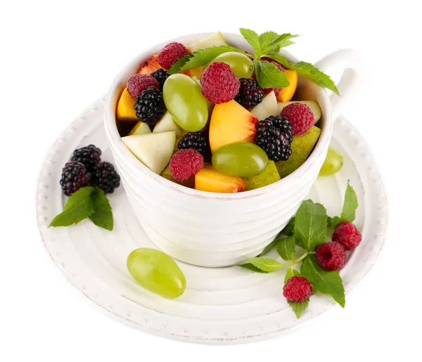 Salade de fruits dans une tasse isolée sur blanc — Photo