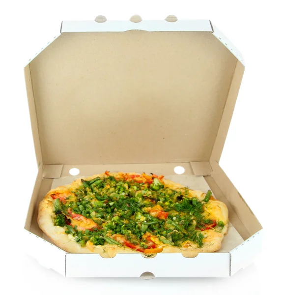 Smakelijke vegetarische pizza in vak geïsoleerd op wit — Stockfoto