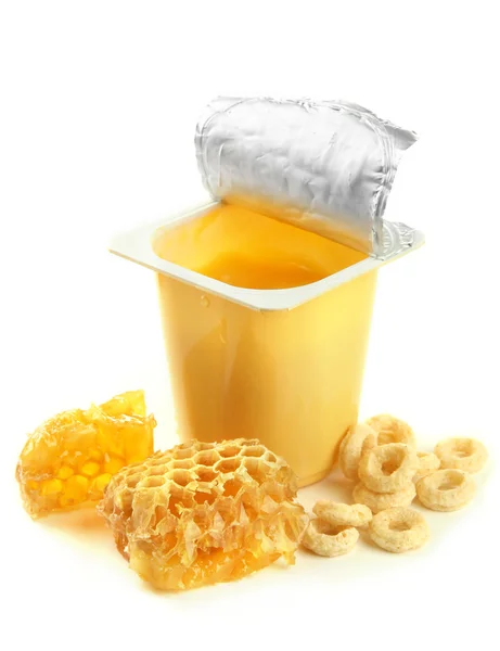 Välsmakande efterrätt i öppna plast kopp och honung kammar, isolerad på vit — Stockfoto