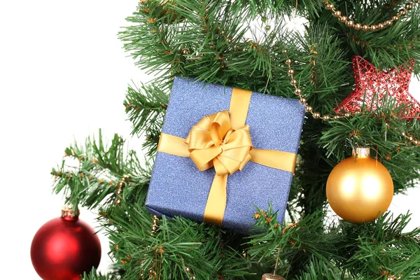 Regalo en árbol de Navidad aislado en blanco — Foto de Stock