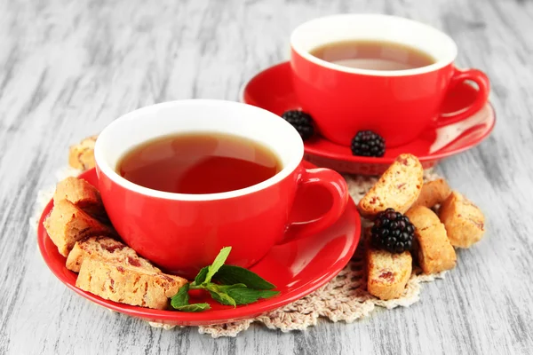 Tazas de té con galletas y mora en primer plano de la mesa —  Fotos de Stock