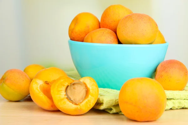 Fresh natural apricot in bowl on table in kitchen — Stock Photo, Image