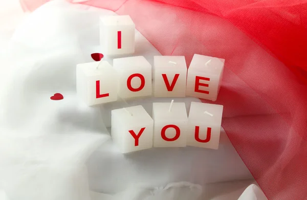 Candele con cartello stampato I LOVE YOU, su fondo in tessuto bianco — Foto Stock