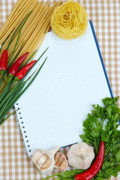 Koken concept. boodschappen met lege kookboek close-up — Stockfoto