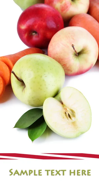 Pommes douces et carottes isolées sur blanc — Photo