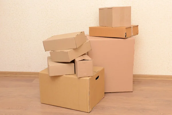 Habitación vacía con pila de cajas de cartón: concepto de casa móvil — Foto de Stock