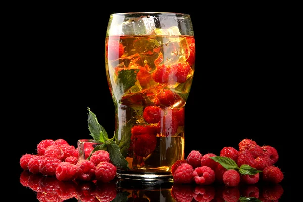 Thé glacé aux framboises et menthe sur fond noir — Photo